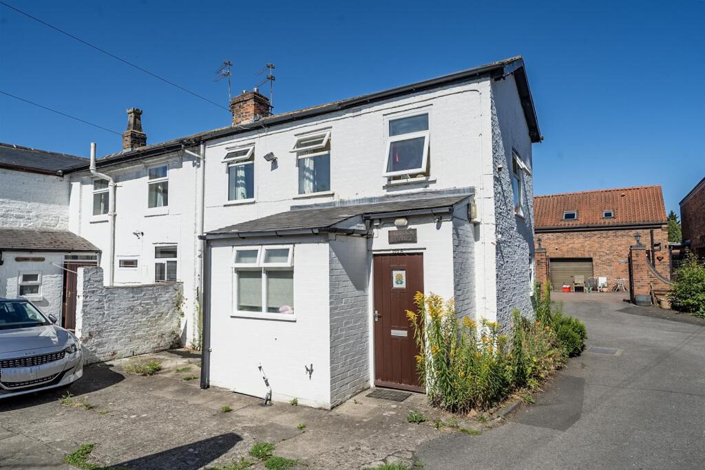 2-bed terraced on Mount Vale, York, YO24 1DL, £225,000