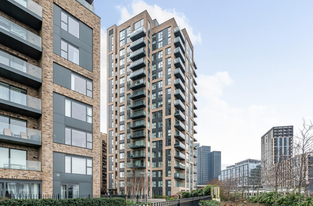 2-bed flat on Cherry Orchard Road, Croydon, £250,000