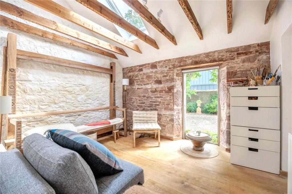 House in Dundee - More