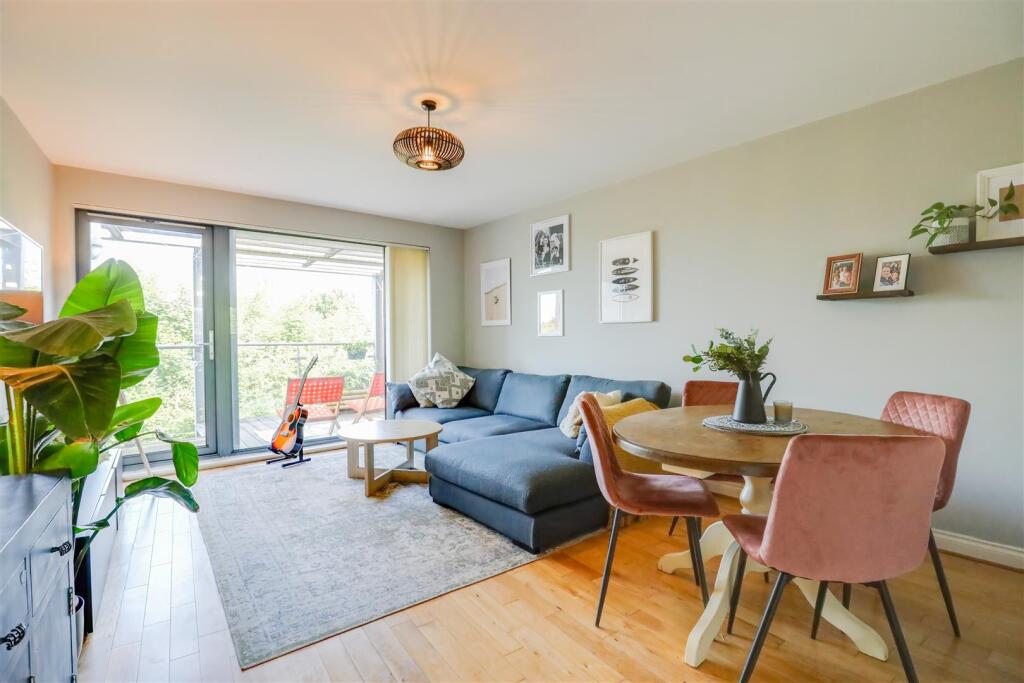 Apartment in Cardiff, Coryton, Whitchurch - View 2