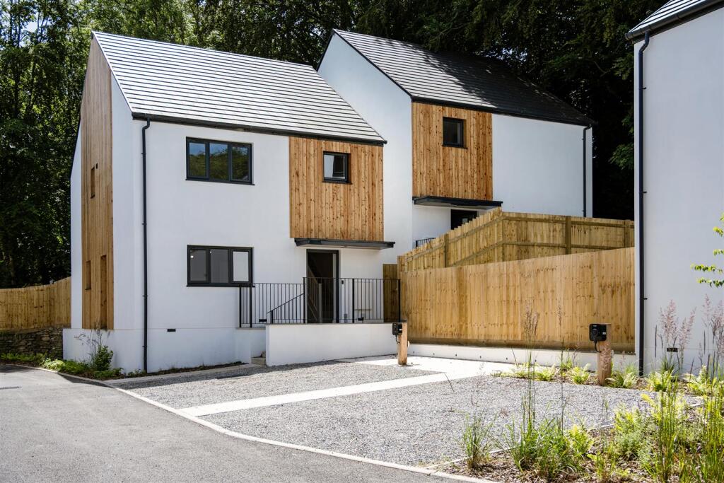 Main image of property: Roselyon Gardens, Par