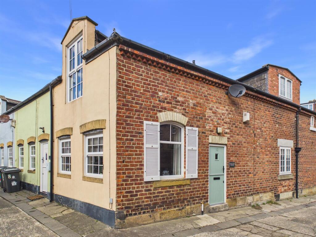2-bed house on Percy Gardens Cottages, Tynemouth, £300,000