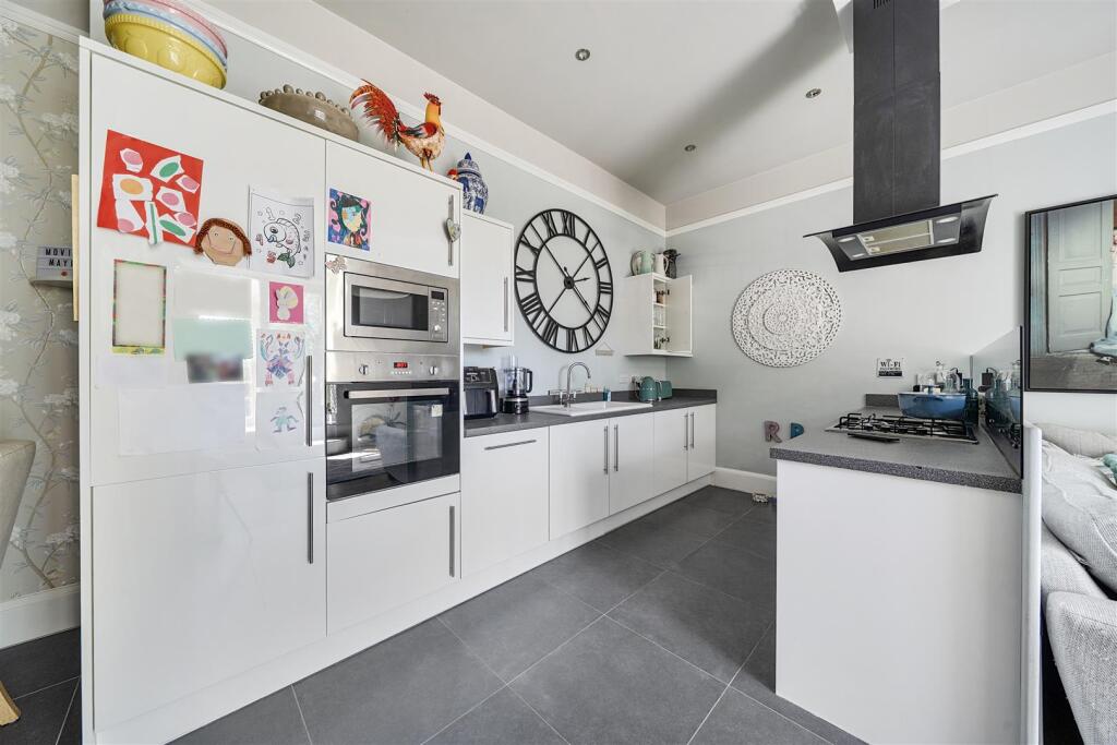 31 Leighton Park, Bicton Heath, Shrewsbury, SY3 5FS photo 4