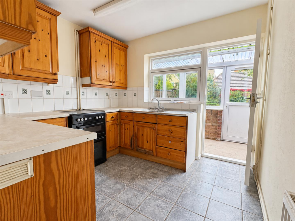 Pertwee Drive, Great Baddow, Chelmsford photo 3