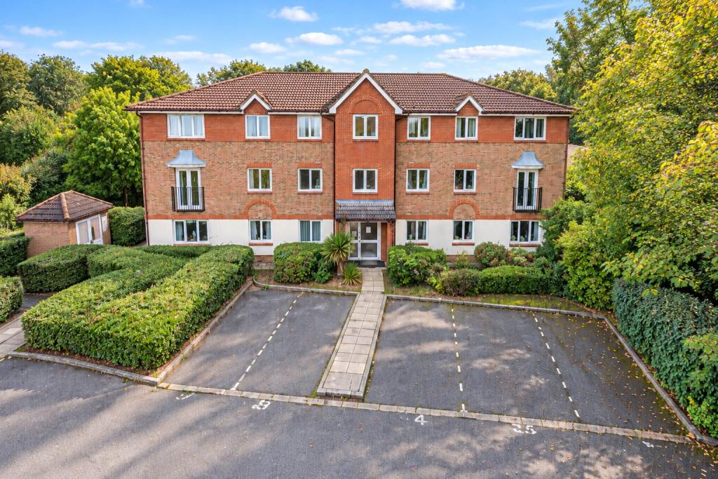 2-bed flat on Lindisfarne Gardens, Maidstone, ME16, £170,000