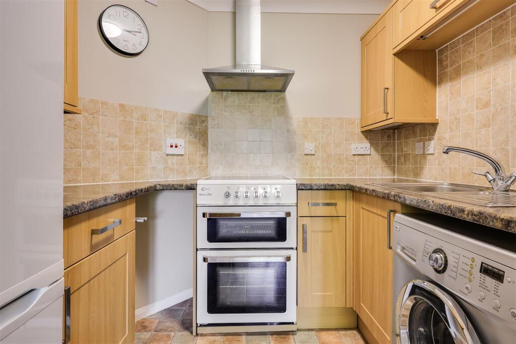 Apartment in Cambridge, Cambridgeshire - View 2