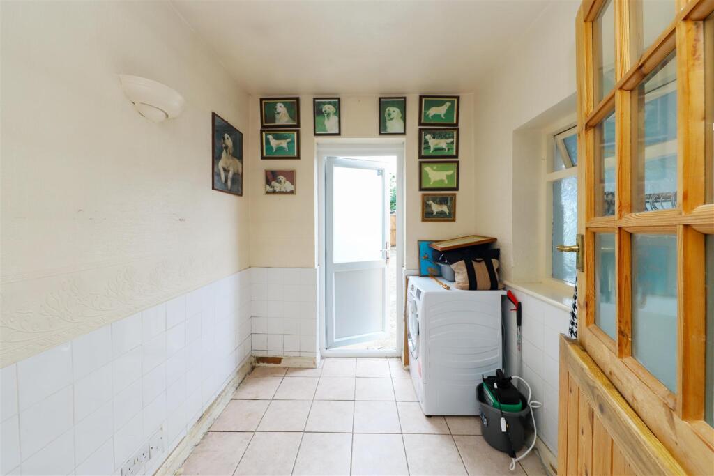 House in London, Hillingdon - More
