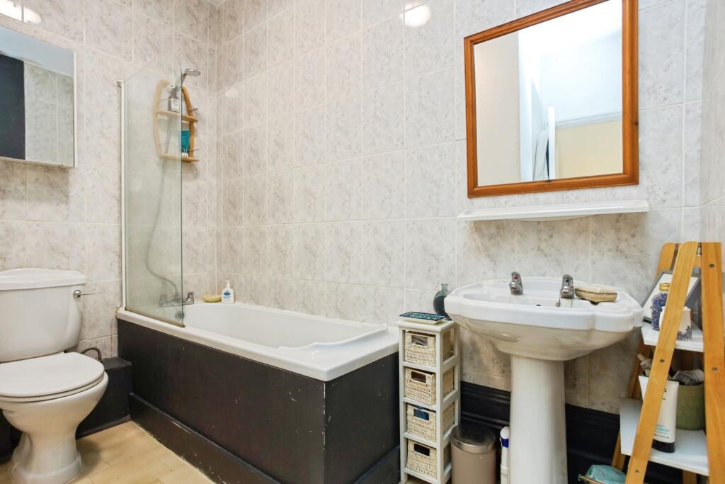 Apartment in Tunbridge Wells, Kent - More