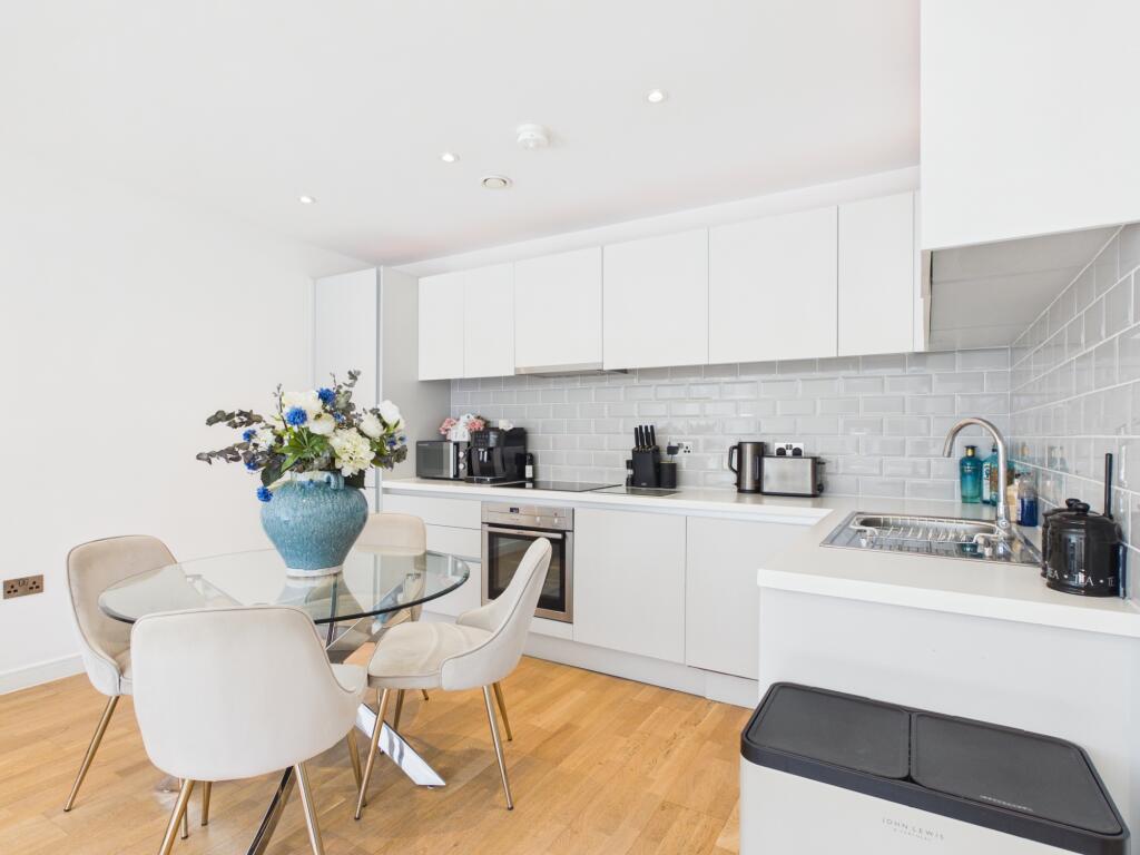 Apartment in Horsham, West Sussex - View 4