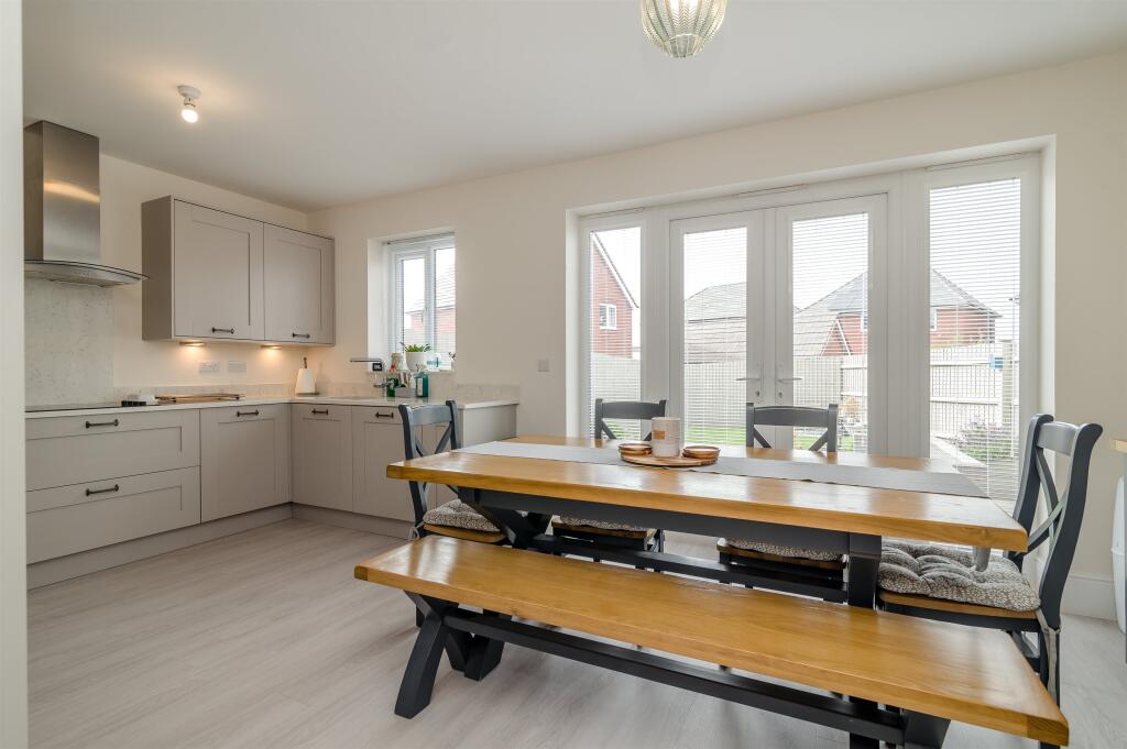 House in Newport, Portskewett - More