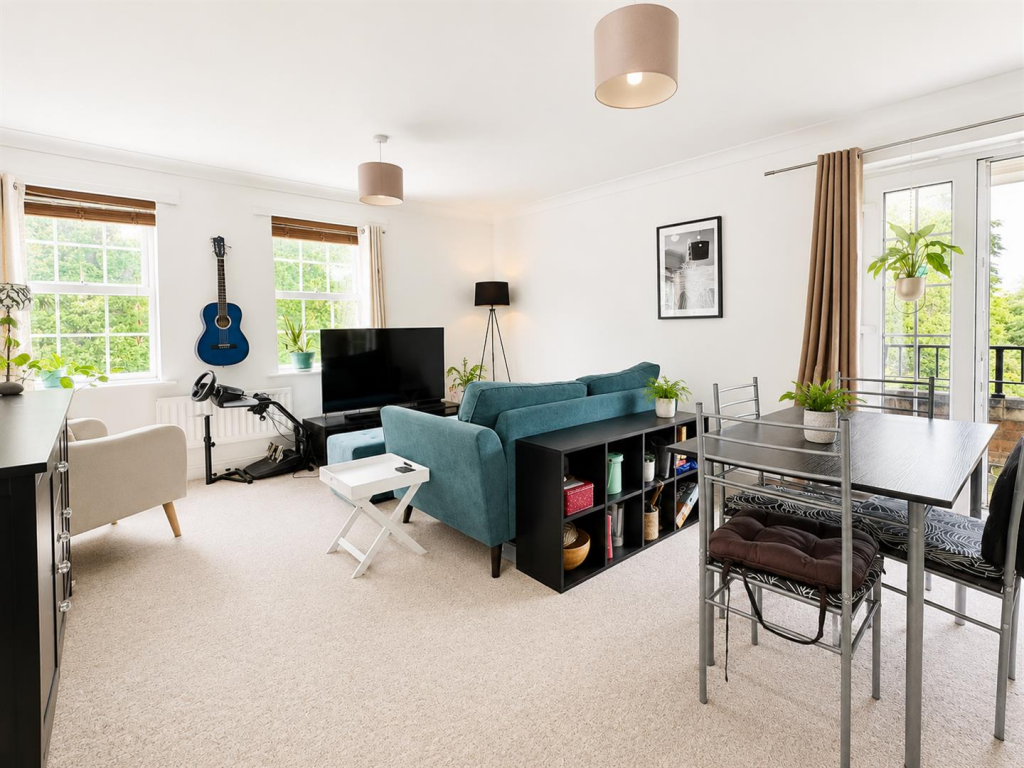 Spacious 3 bedroom maisonette overlooking open Ham Green playing fields with no chain photo 4