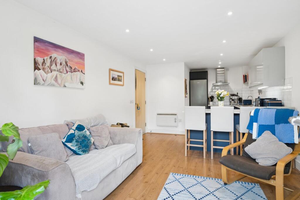 Apartment in North Hertfordshire, Benslow - View 4