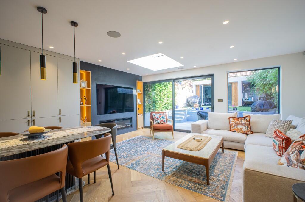 19 Stroud Crescent photo 2