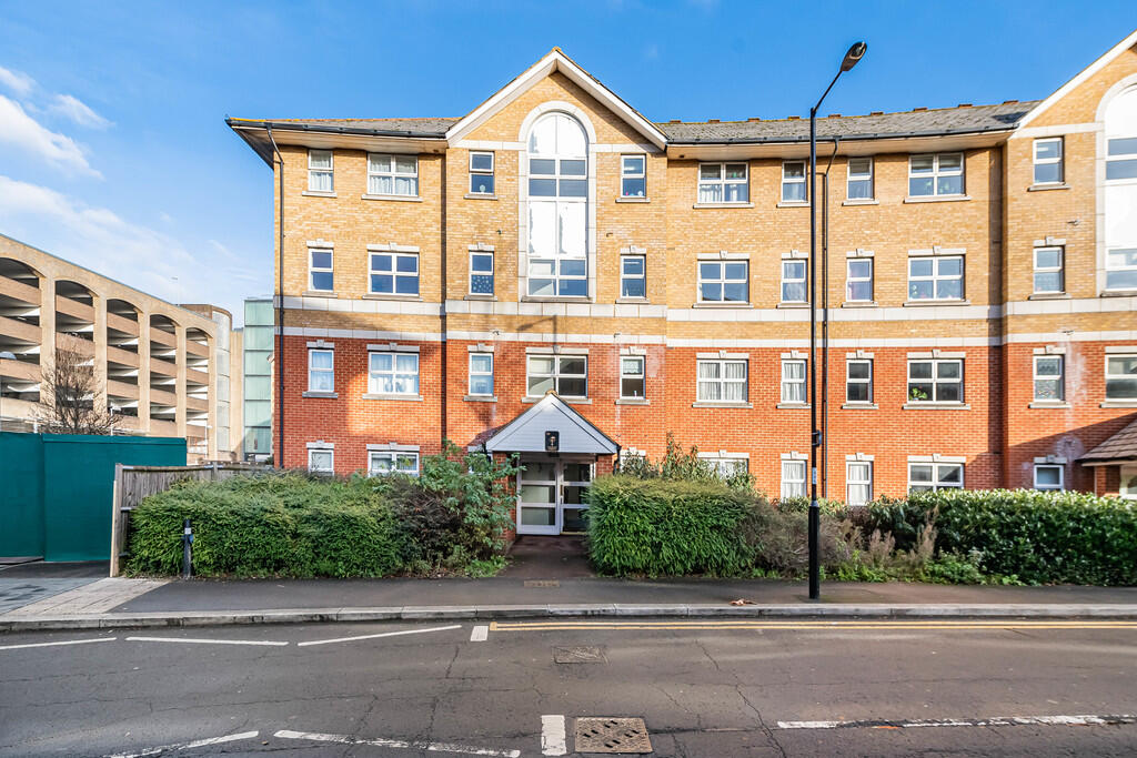 1-bed flat on Charles Street, Croydon, £190,000