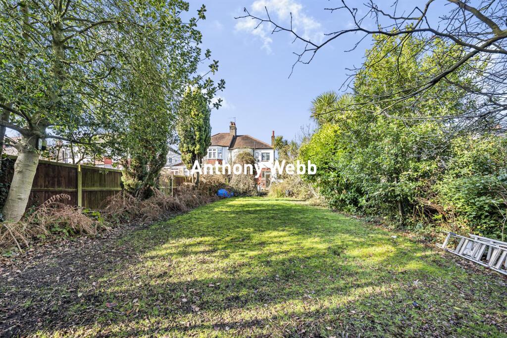 Woodland Way, Winchmore Hill, N21 photo 2