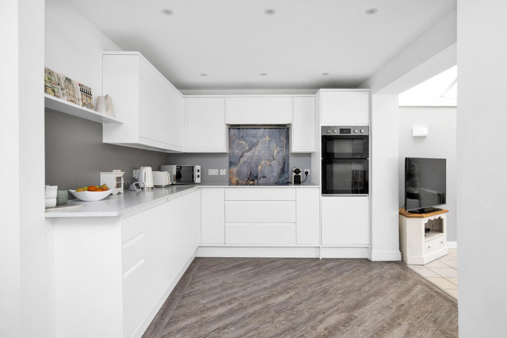 House in Fareham, Locks Heath - More