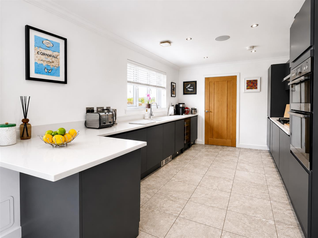 House in Bothwell, Kirkfield - View 4