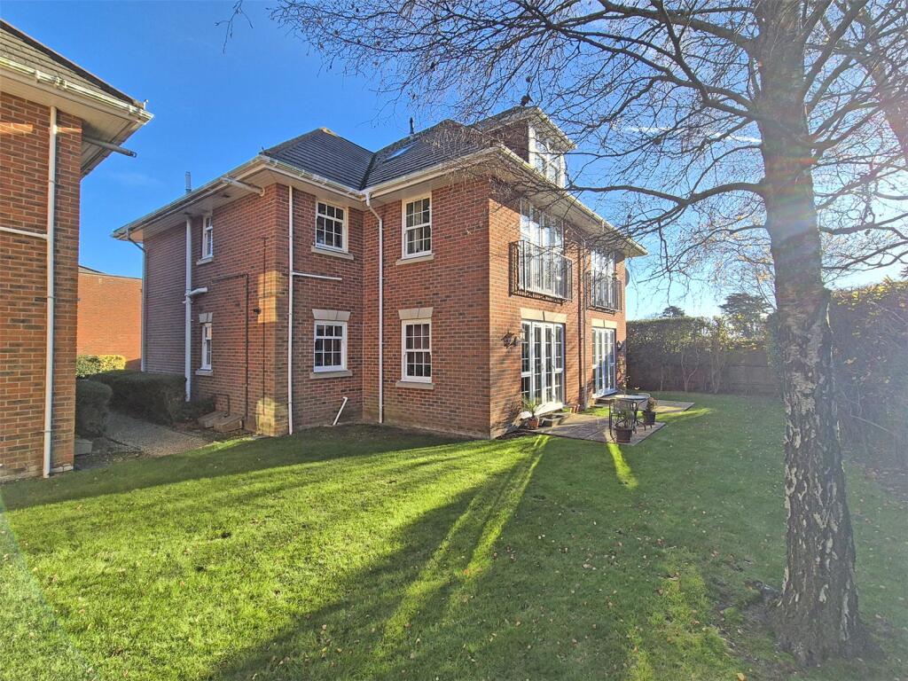 Atkinson Close, Barton on Sea, New Milton, Hampshire, BH25 photo 2