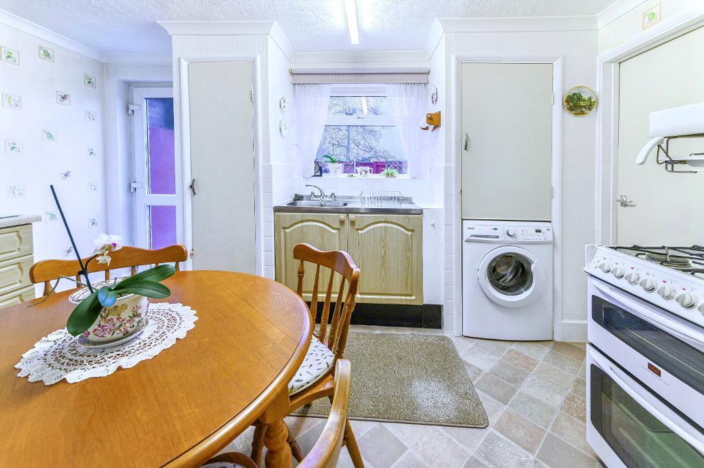 Dale Close, Bedford, MK41 8EW photo 2