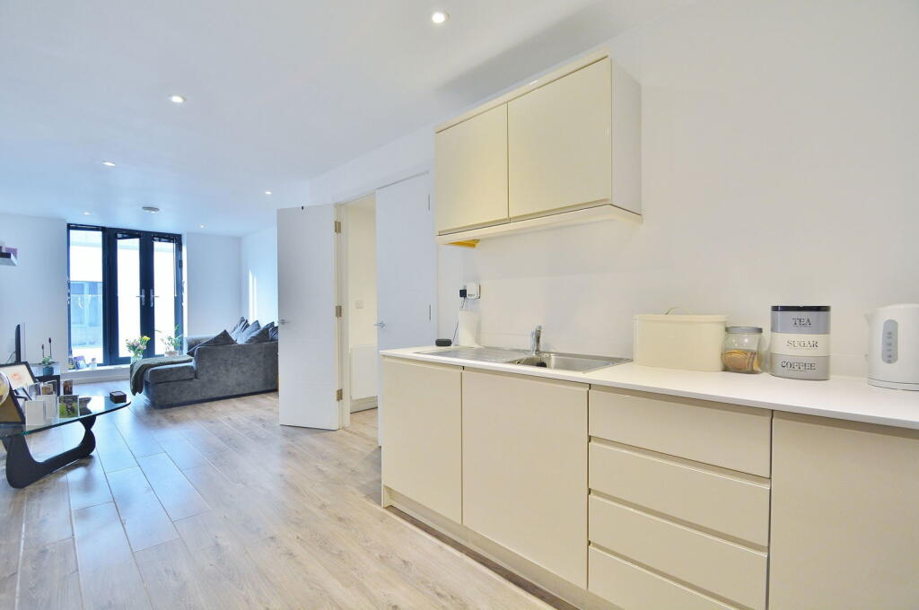 Latimer House, Angus Court, Thame photo 2