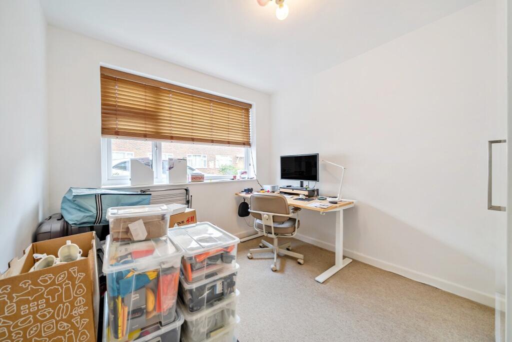 Apartment in London, Cottenham Park, Raynes Park - More