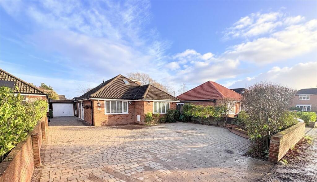 Main image of property: Manor Crescent, Bursledon, Southampton