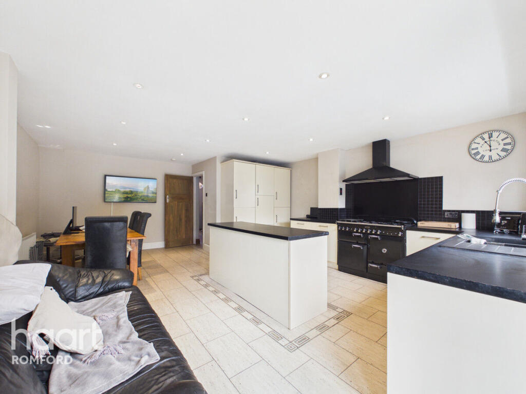 House in London, Rush Green - View 4