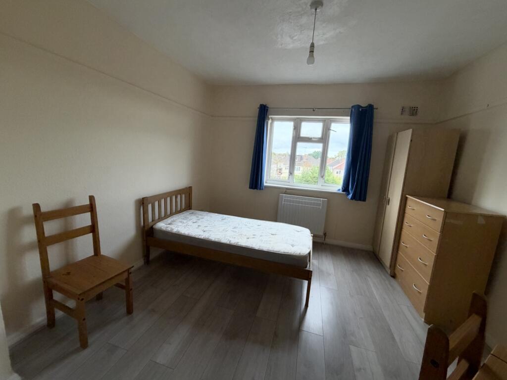 Apartment in Staines-upon-Thames, Knowle Green - More