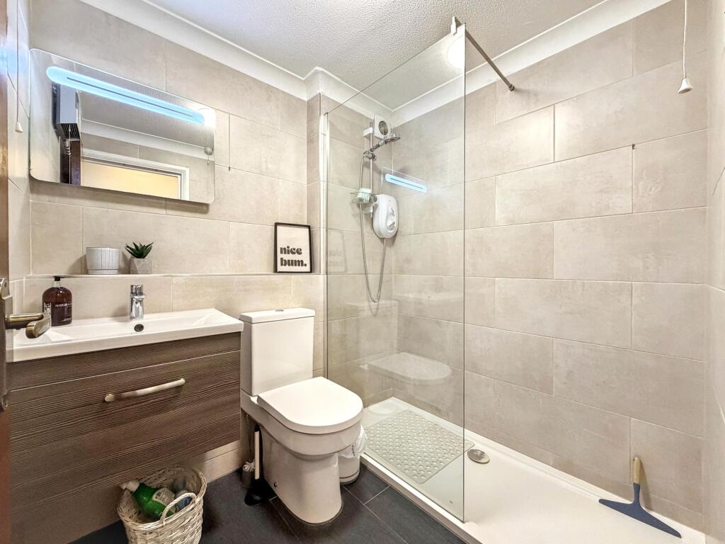 Apartment in Kingston upon Thames - View 4