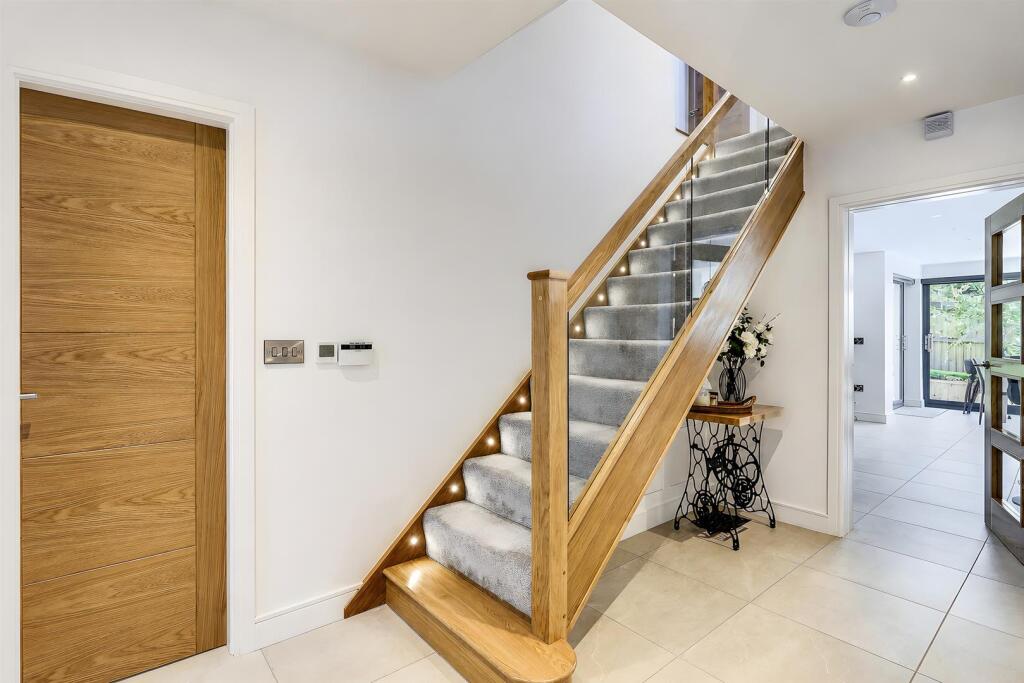 House in Kirklees, Towngate, Mirfield - More