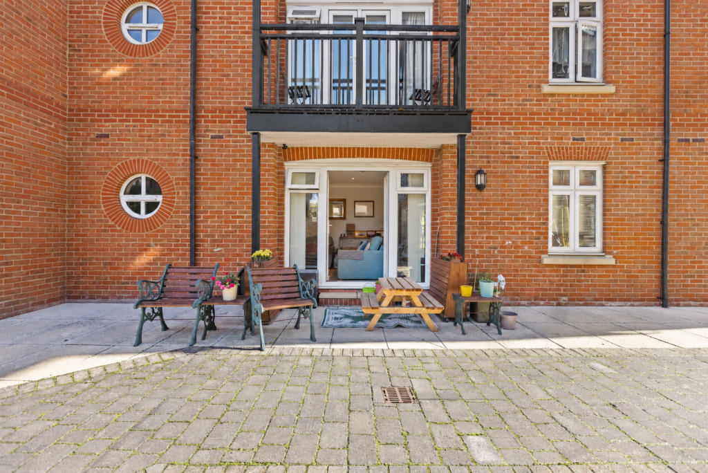 Apartment in Kingston upon Thames - View 3
