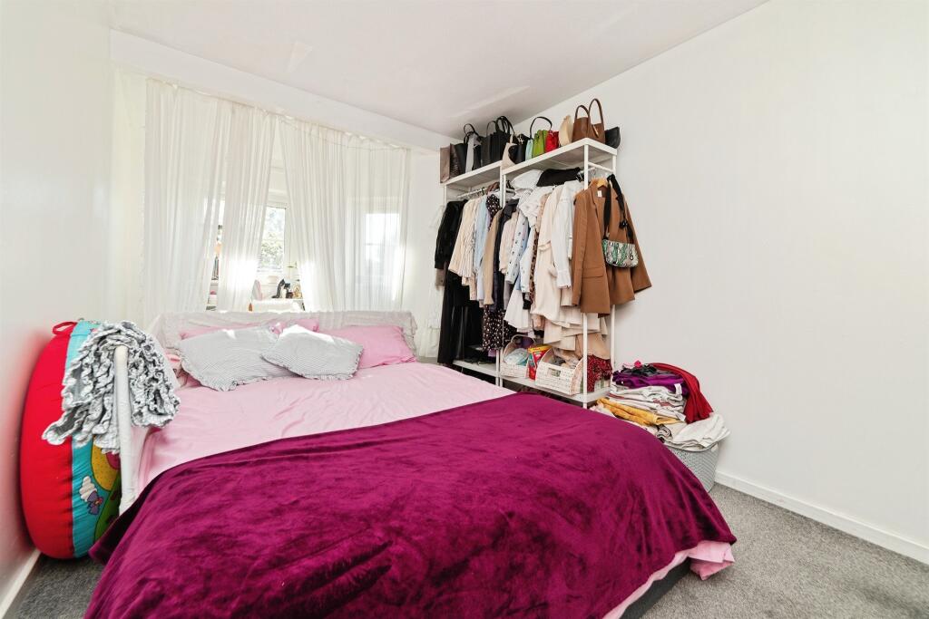 House in Welwyn Hatfield, Hertfordshire - More