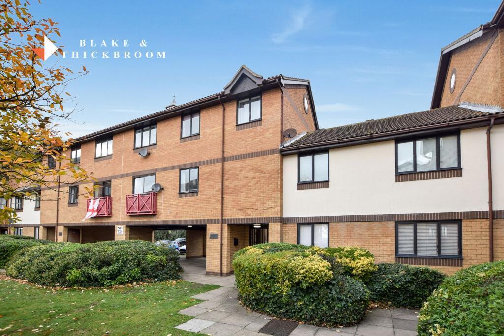 2-bed flat on Heybridge Court, Connaught Gardens East, Clacton-on-Sea, Essex, CO15 6JE, £120,000