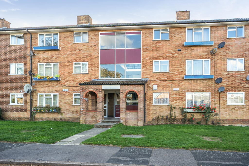 2-bed flat on St. Peters Road, Basingstoke RG22 6TL, £175,000