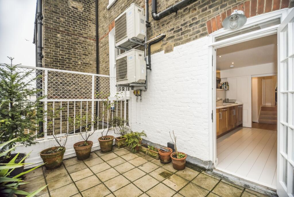 4 bedroom maisonette for rent