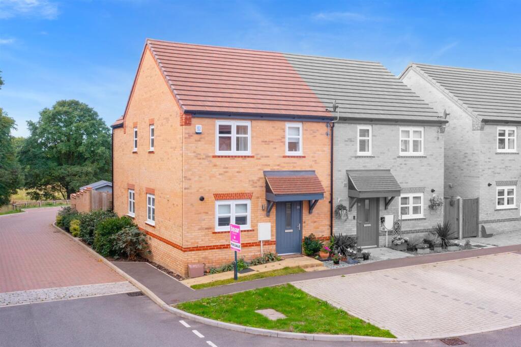 3-bed semi-detached on Augusta drive, Hockley, £450,000