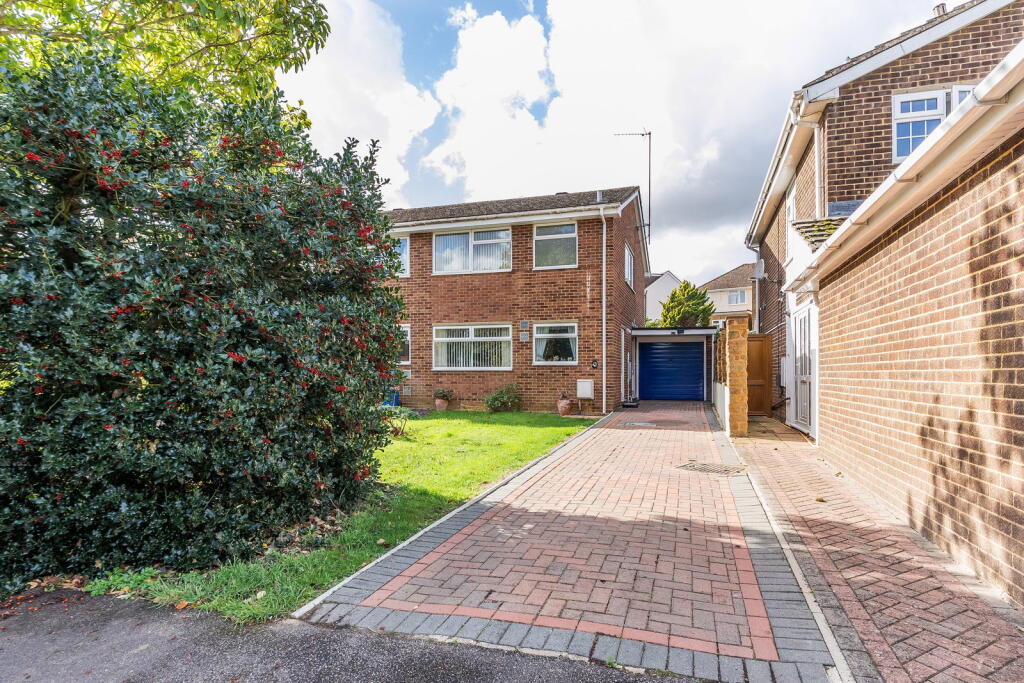 3-bed semi-detached on Nursery Drive, Banbury OX16 2ND, £299,950