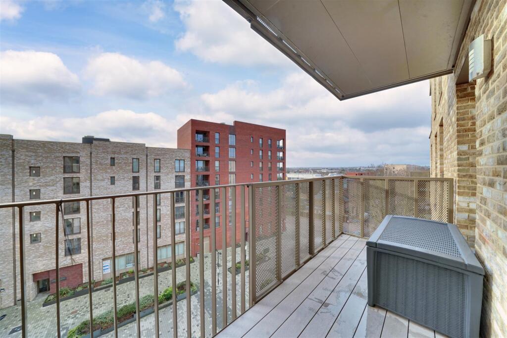 Apartment in London, Ponders End - View 2
