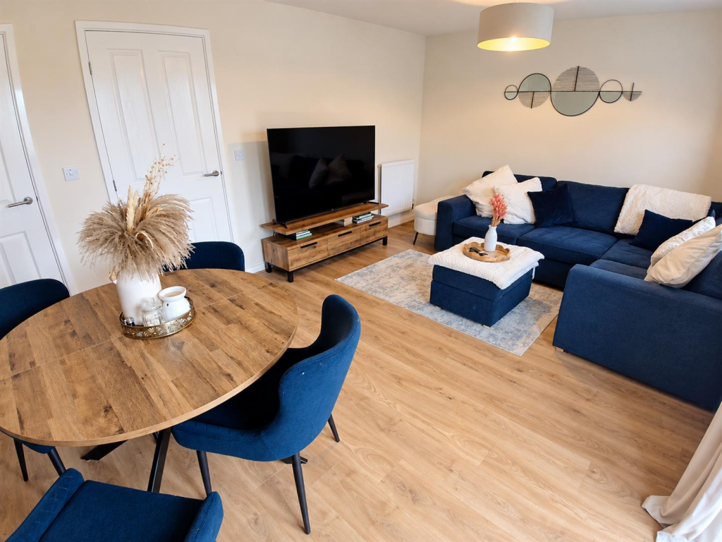 House in Nuneaton and Bedworth, Warwickshire - View 4