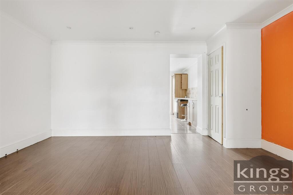 House in Waltham Cross, Cheshunt - More