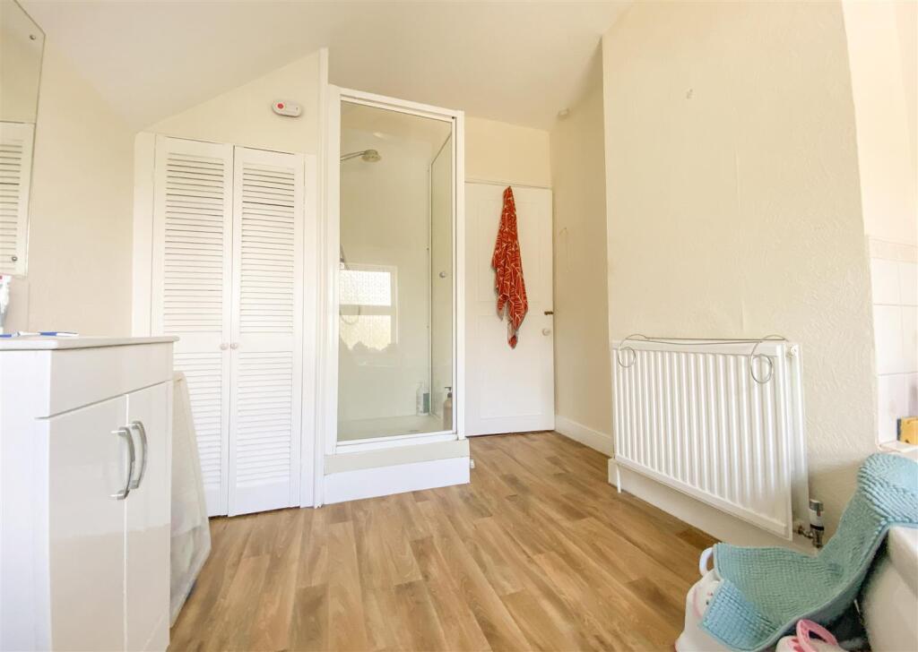 House in Salisbury, Wyndham Park - More
