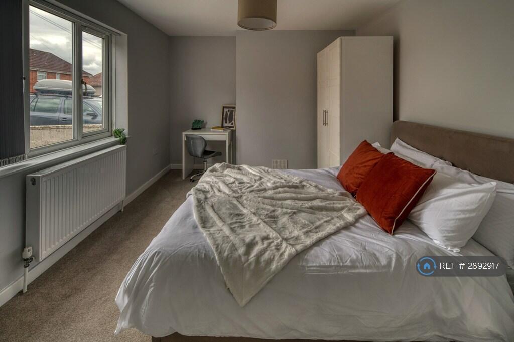 4 bedroom semi-detached house for rent