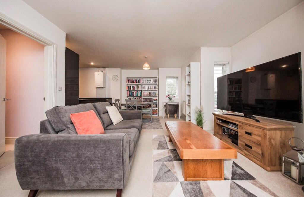 2-bed flat on Crowborough Hill, Crowborough, £260,000