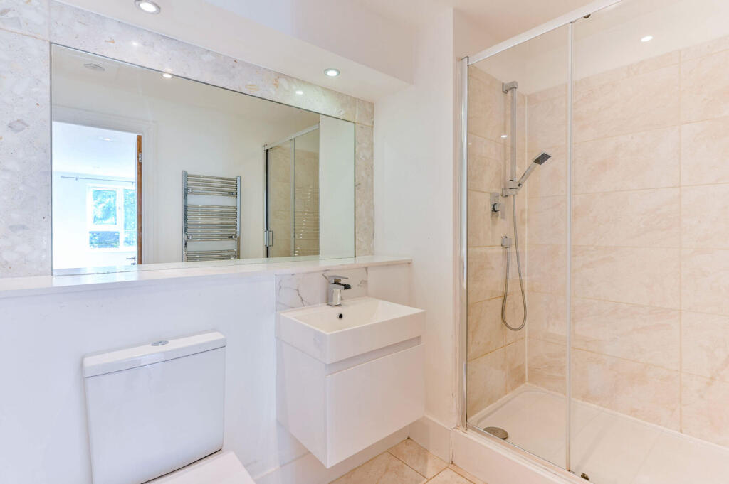 Apartment in London, Royal Borough of Kingston upon Thames - More
