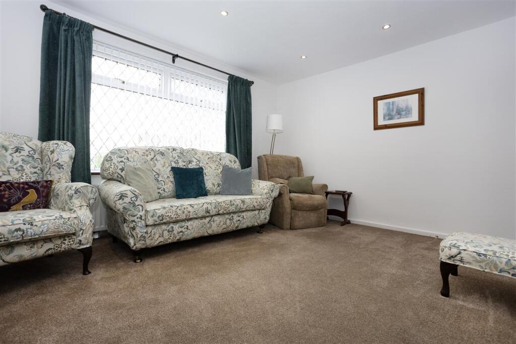 Park Crescent, Eastwood, Nottingham photo 4