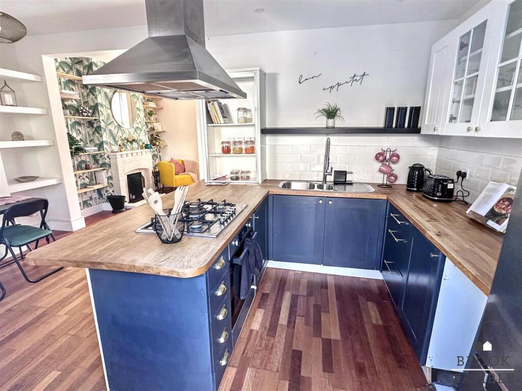 House in Eastbourne, Seaside, Roselands - More