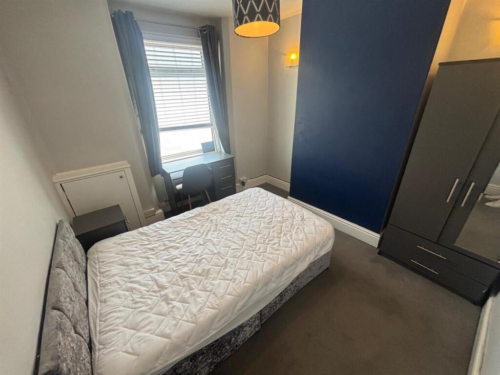 Main image of property: ONE ROOM IN STUDENT HOUSE Swan Road, Gloucester