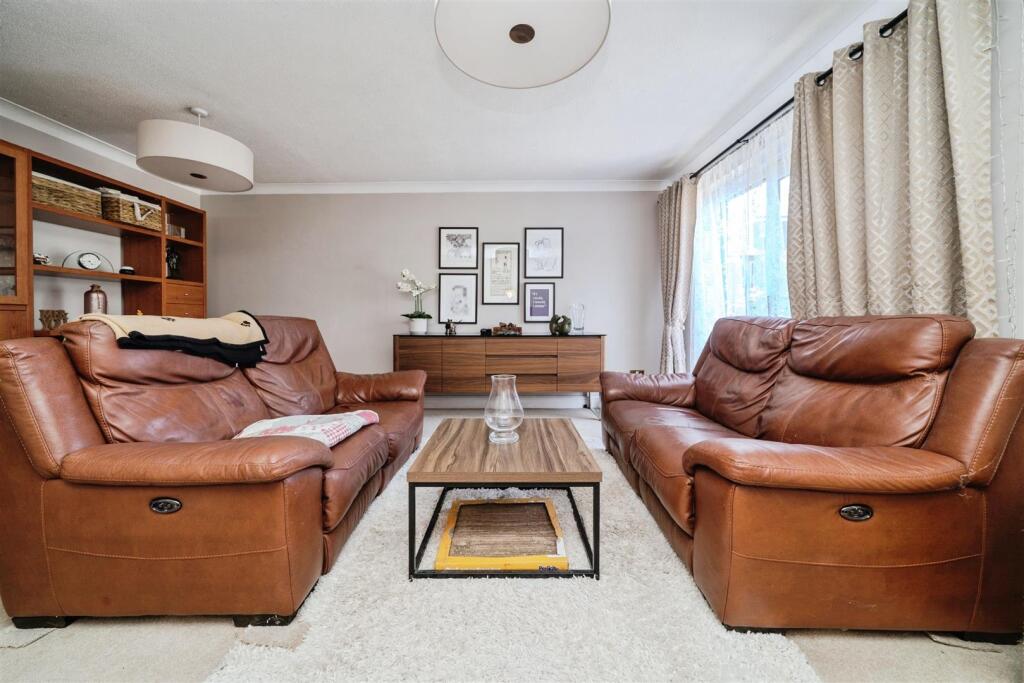 House in Elmbridge, Molesey - More