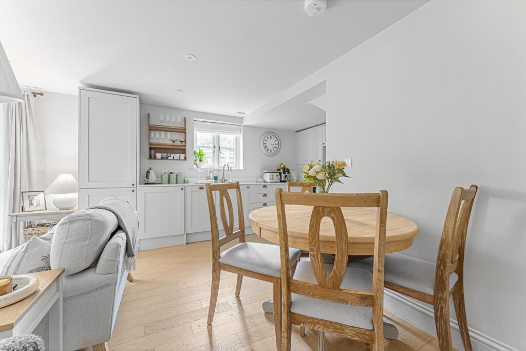 Apartment in West Oxfordshire, Witney - More