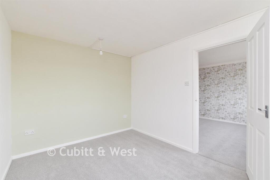 2-bed flat on South Coast Road, Peacehaven, East Sussex, £200,000